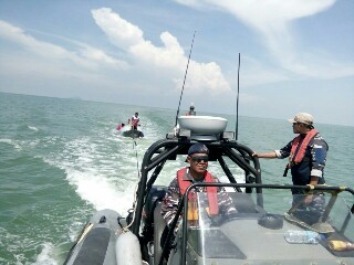 Danlanal TBA Letkol (P) Yudo Ponco  Pimpin Langsung Penyelamatan Kapal Nelayan Yang Rusak di Tengah Laut