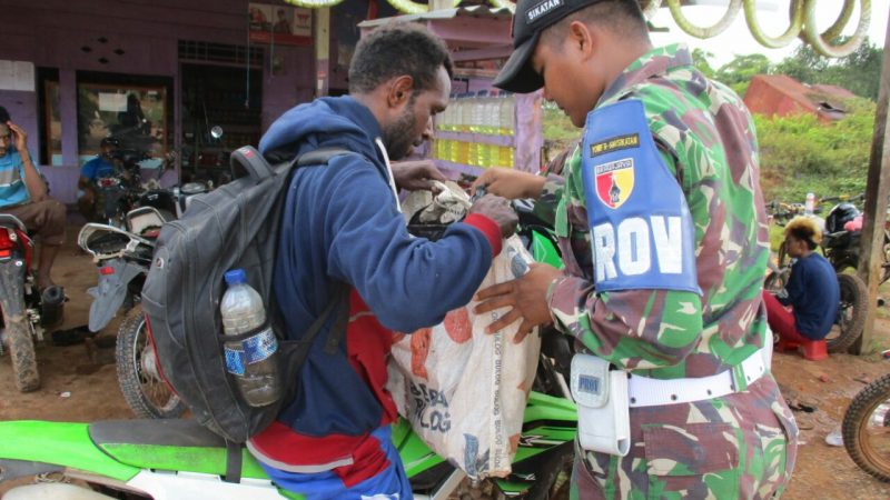 Satgas Raider 500/Sikatan Sweeping Miras di Perbatasan Indonesia-Papua Nugini