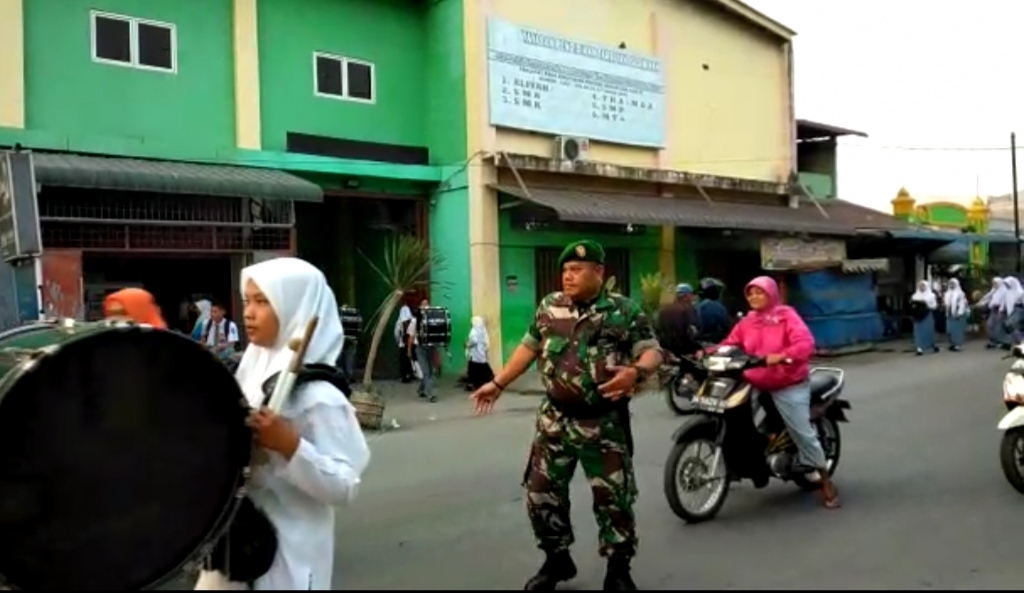 Anggota Koramil 12/HP Bantu Menyeberangkan Pelajar SMU