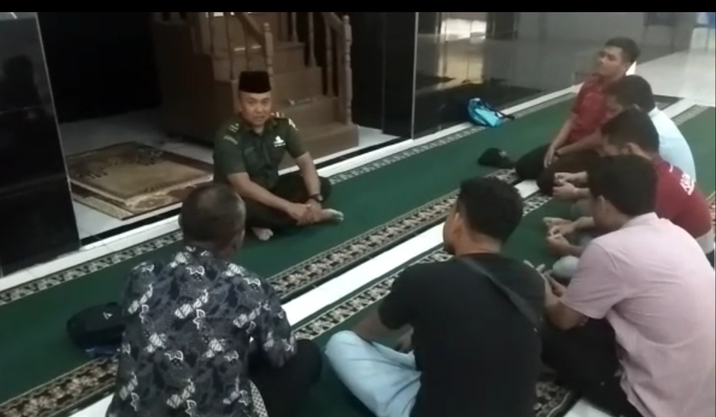 Koramil 02/MT Lakukan Komsos di Masjid Daruul Kel.Pulau Brayan
