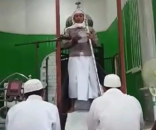 Kapolsek Kenohan Shalat Juma’t Berjemaah di Masjid Jami’ Baiturrahim