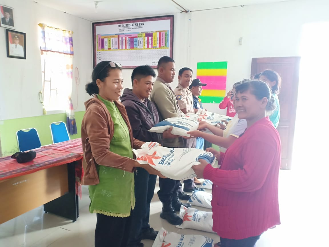 Pemdes Hutagalung Serahkan Bantuan Program RASTA Kepada Warganya