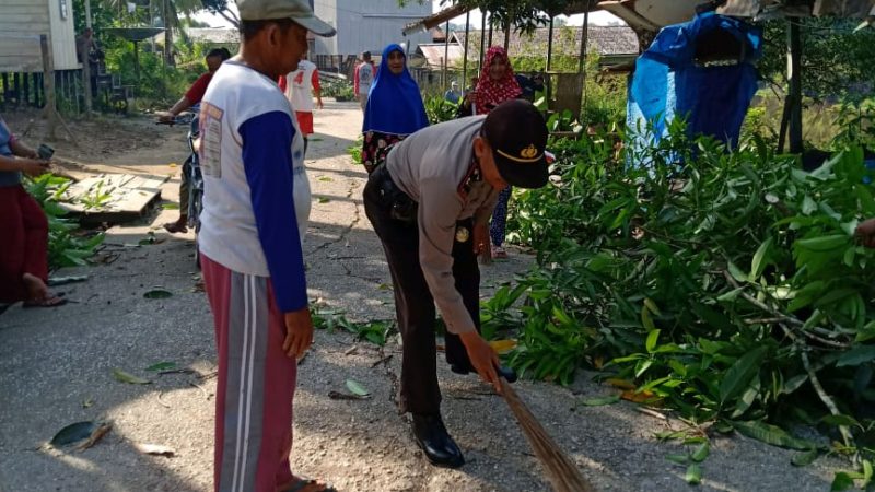 Kapolsek Kenohan Gotongroyong Bersama Muspika dan Warga