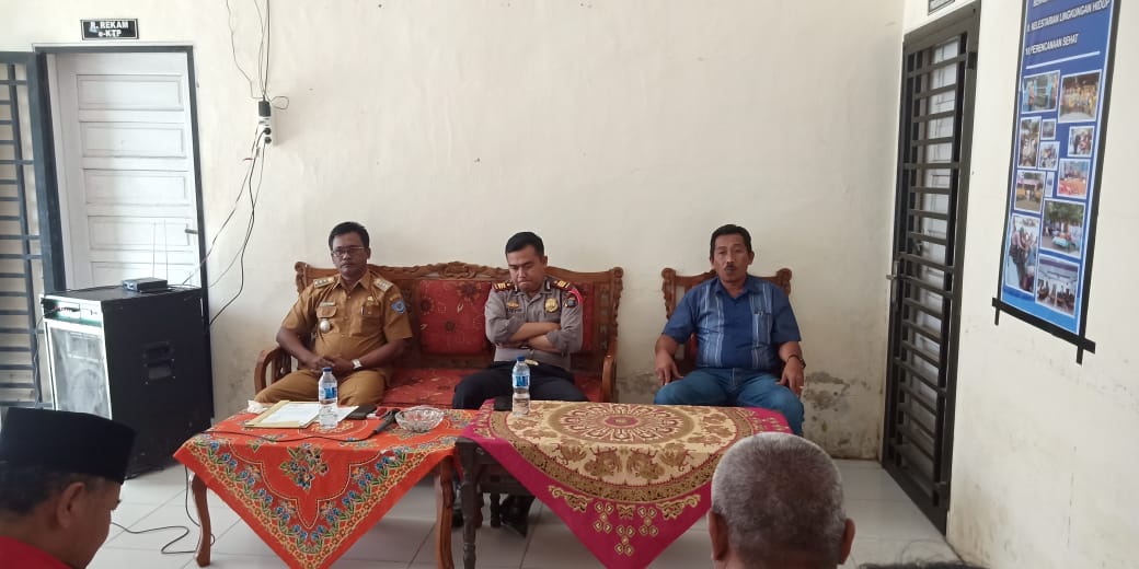 Muspika Bilah Hilir Melakukan Mediasi antara Warga Lingkungan Sei Abal Dengan Pihak Perusahaan di aulah Kantor Camat Bilah Hilir, Kapupaten Labuhanbatu,Sumatera Utara