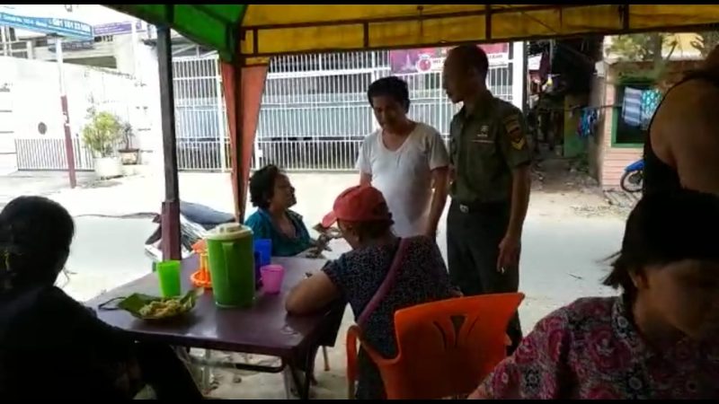 Babinsa Koramil 02/MT Giat Komsos Humanis Ditemani Tokoh Masyarakat