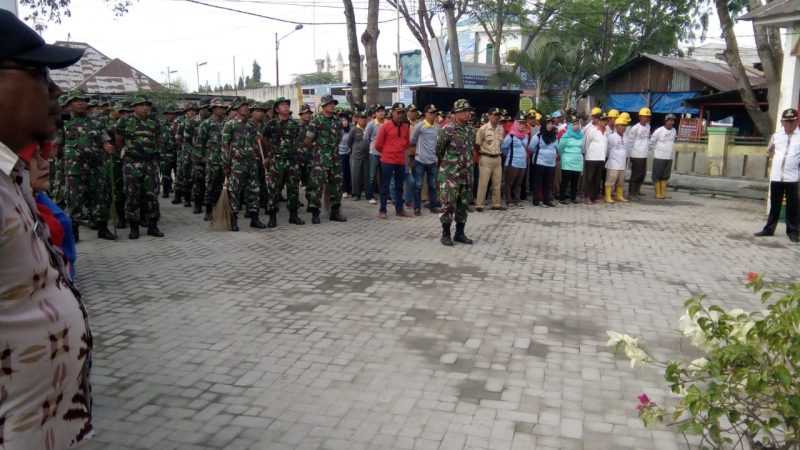 Koramil 12/HP dan Koramil 18/ML dan Anggota Camat Medan Marelan Bersihkan Sampah