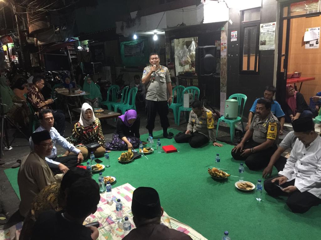 Kapolsek Tanjung Duren Takziah ke Rumah Duka (Almh) Hj. Mariana Soetopo