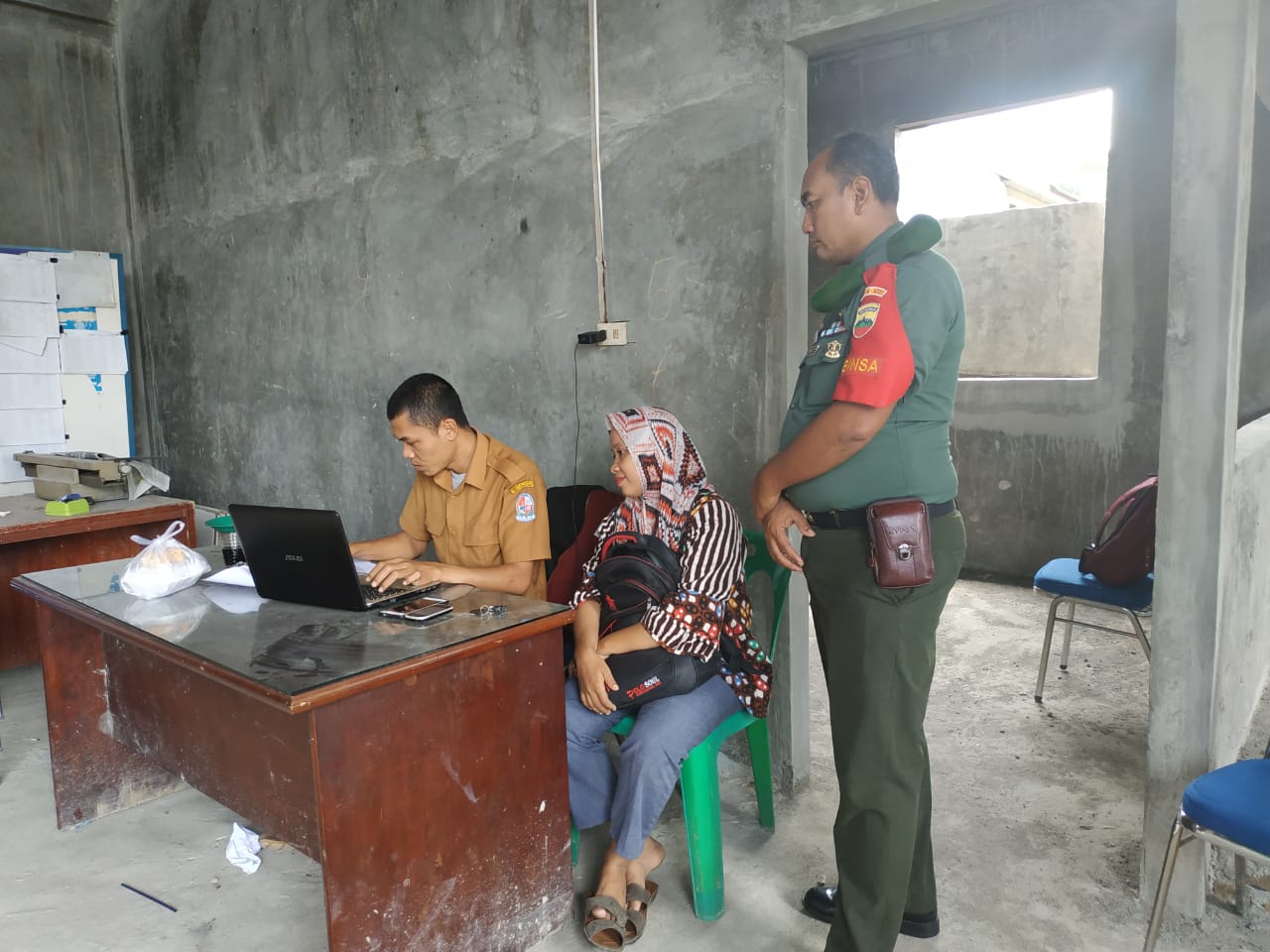 Babinsa Tanjung Morawa Dampingi Warga Membuat KTP di Kantor Desa