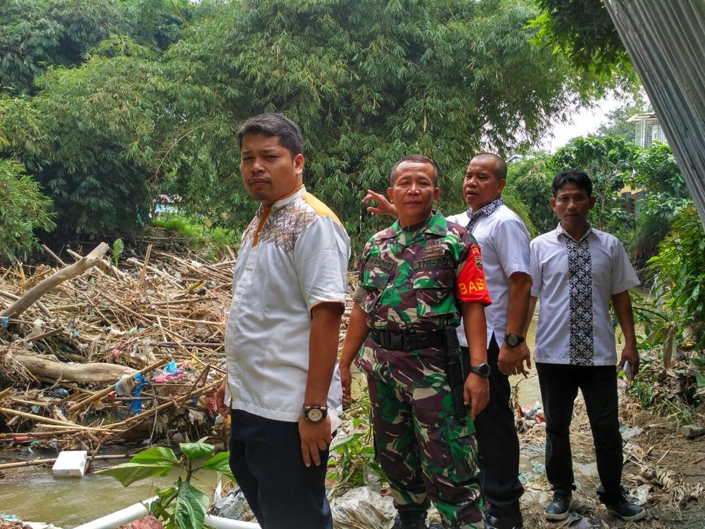 Babinsa Koramil 05/MB Giat Komsos  Bahas Rencana Gotongroyong Bersama Lurah Anggrung