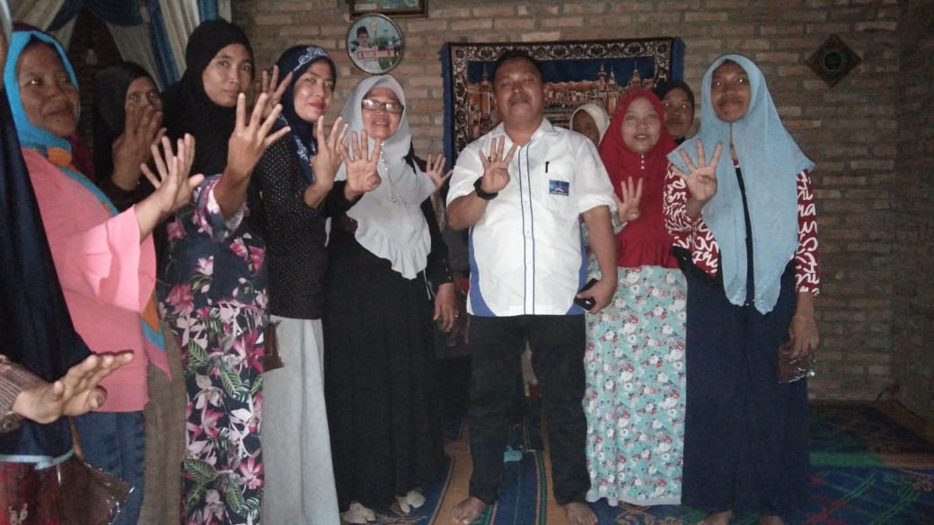Datang Dengan Gaya Gagahnya, Emak-emak Desa Medang, Siap Menangkan Zulkifli, Caleg DPRD SU No.4 Dari Demokrat