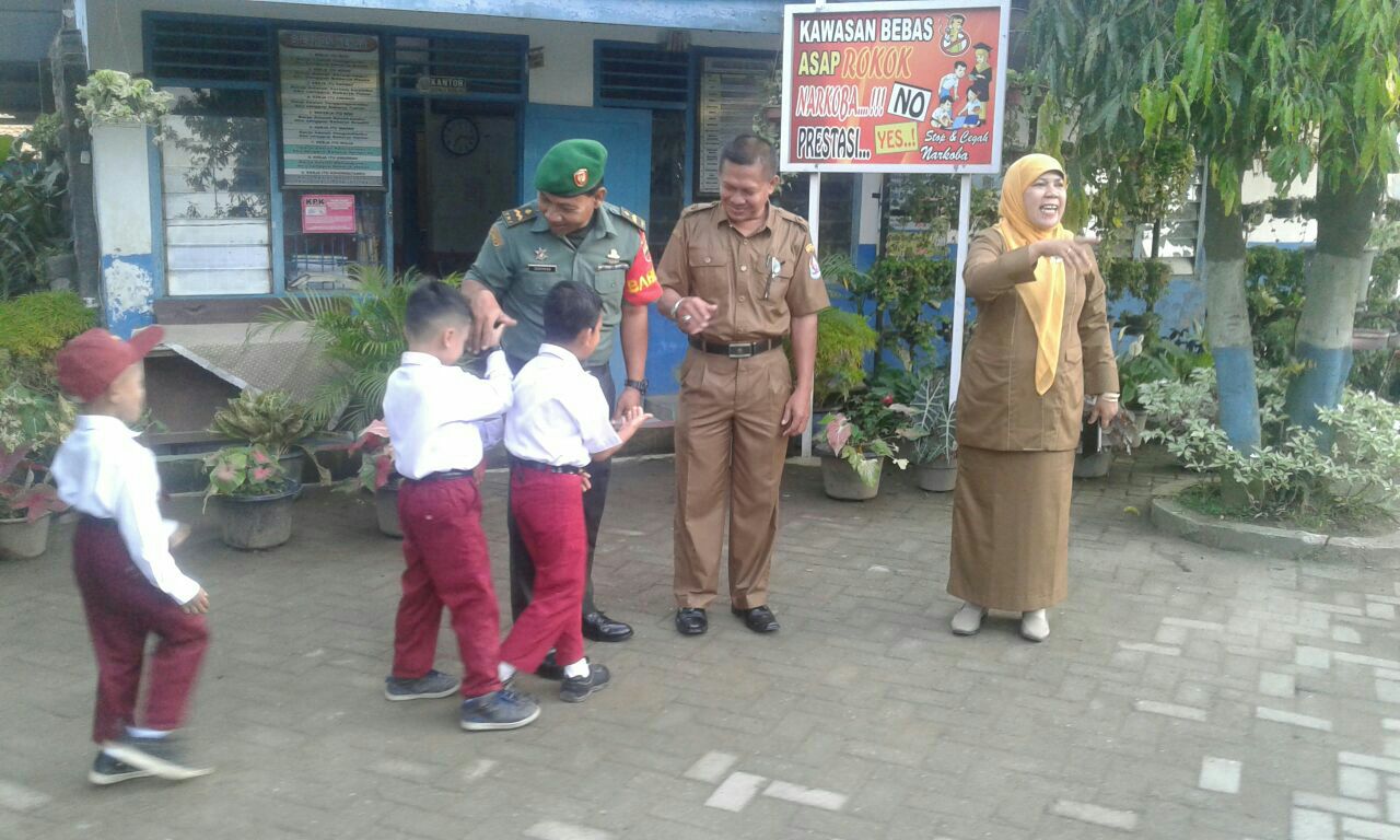 Koramil 15/DT Bersilahturahmi di SDN101796 Patumbak