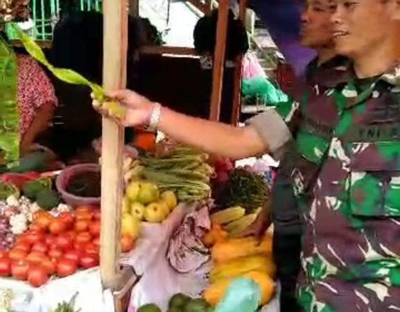 Babinsa Koramil 05/MB Melaksanakan Komsos Dengan Pedagang Sayuran di Karyawisata