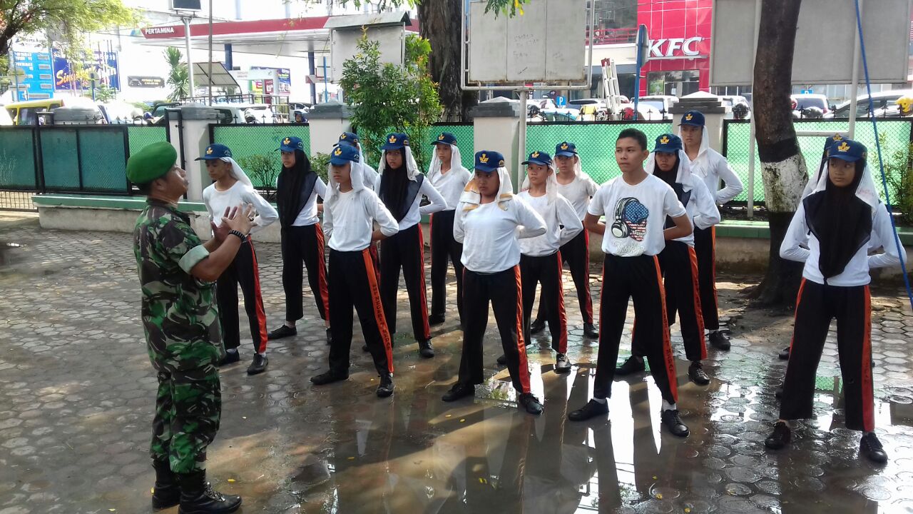 Serda Sumarna, Anggota Koramil 01/MB Melatih Siswa SMPN 7 Barisberbaris