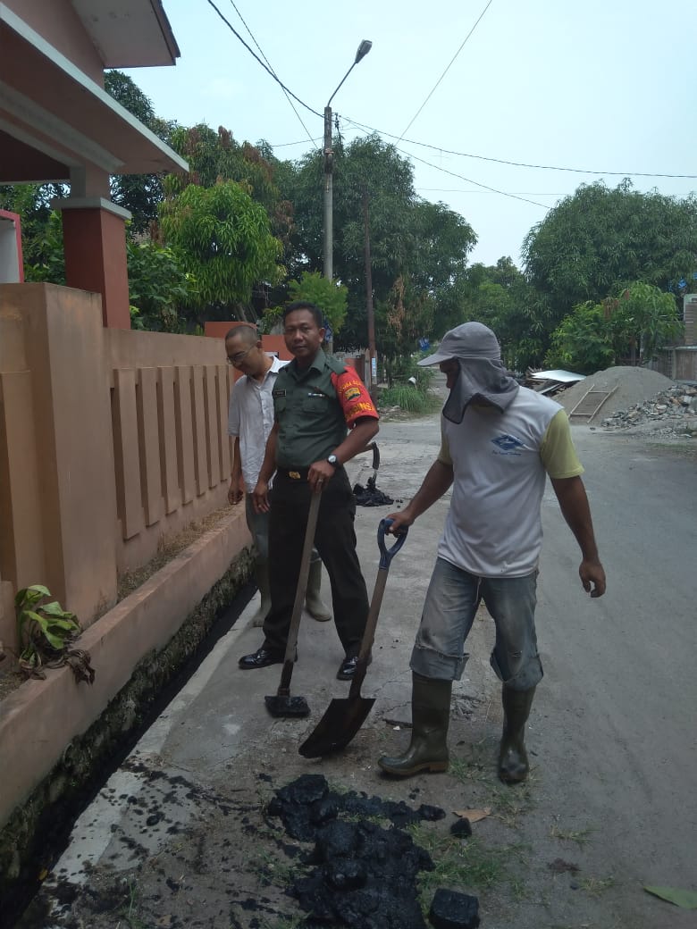 Babinsa Koramil 10/ML Laksanakan Gotongroyong Bersama Masyarakat Griya Martubung