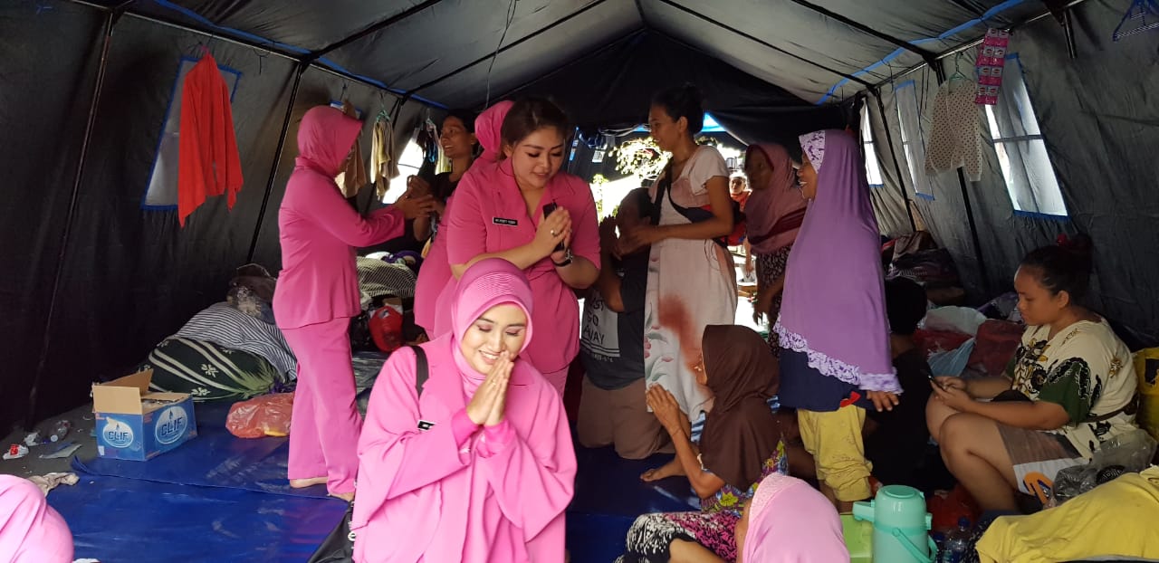 Kapolsek Metro Taman Sari dan Pengurus Bhayangkari Sumbang Korban Bencana Kebakaran
