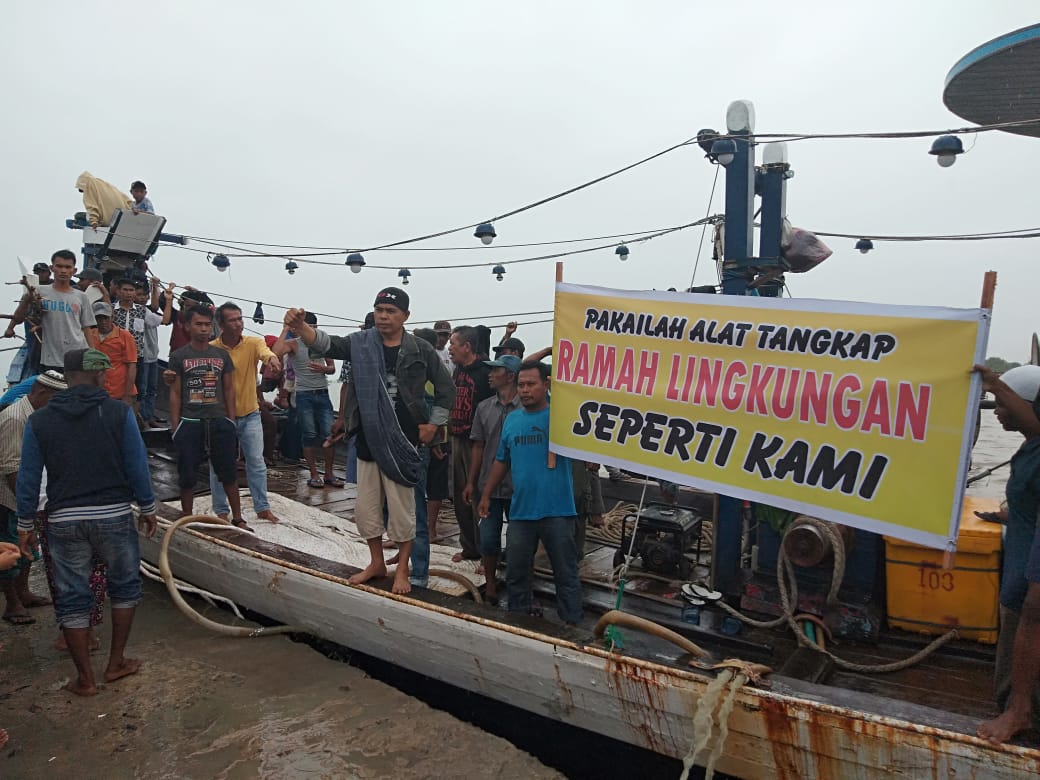 Merajalelanya Pukat Trawl, Membuat Ribuan Nelayan Tradisional Melakukan Aksi Sweeping Dilaut