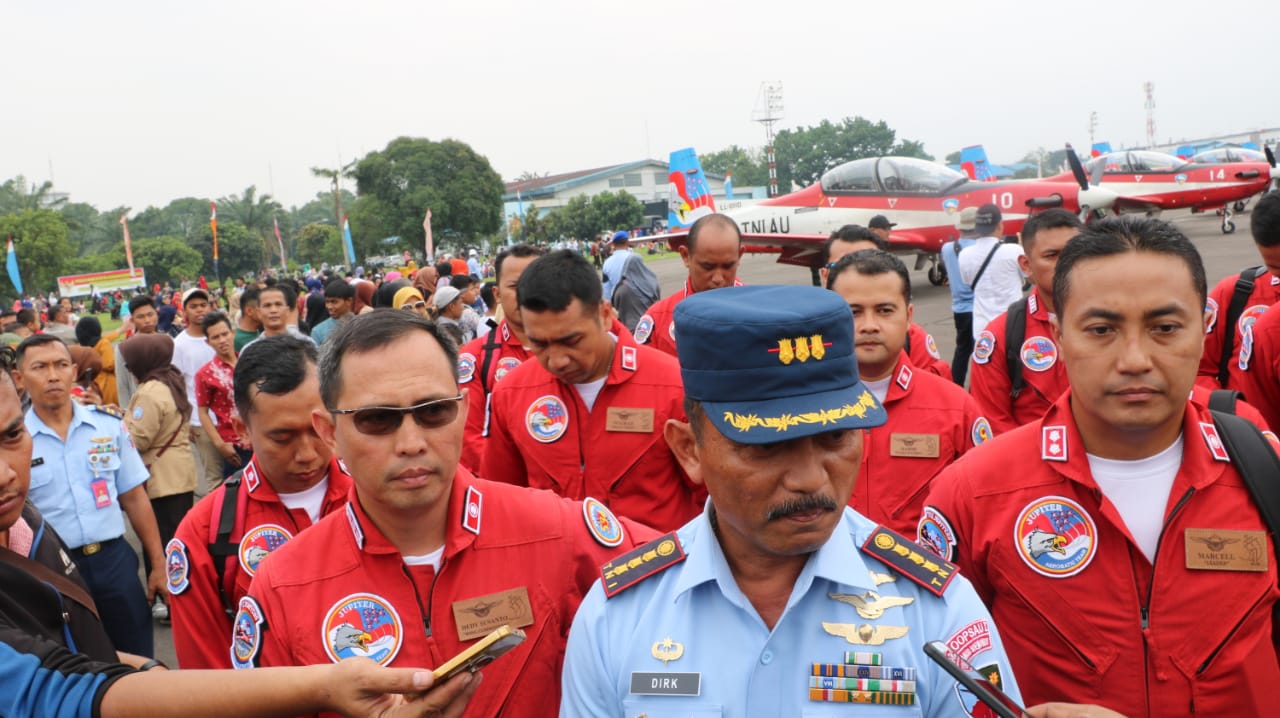 7 Pesawat Wong Bee  Lakukan Atraksi Full Manuver di Atas Langit Lanud Soewondo
