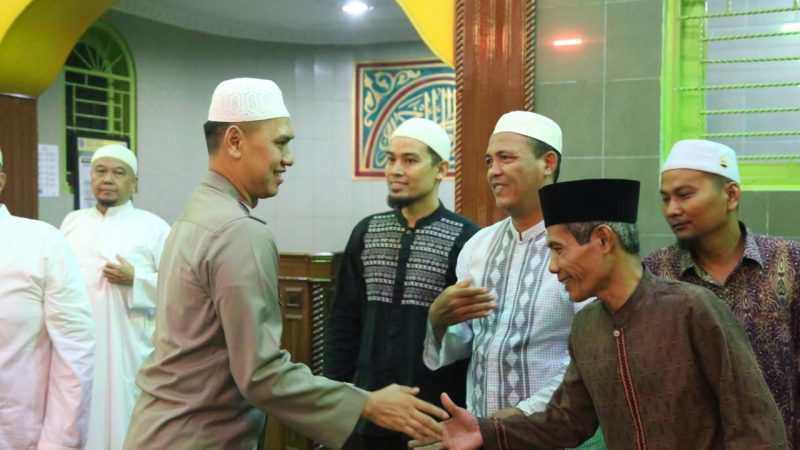 KAPOLRESTABES MEDAN SHOLAT SUBUH BERJAMAAH DIMASJID AL HUSNA DIAN AL MAHRI MEDAN