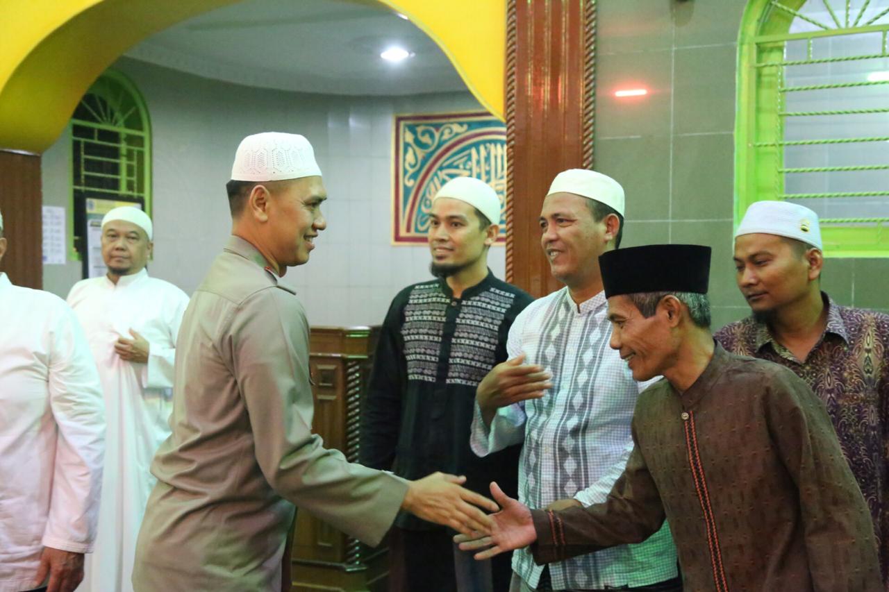 KAPOLRESTABES MEDAN SHOLAT SUBUH BERJAMAAH DIMASJID AL HUSNA DIAN AL MAHRI MEDAN