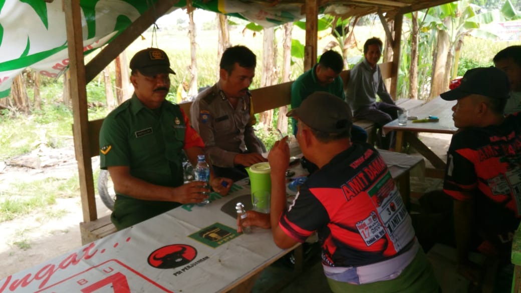Babinsa Desa Pematang Johar Koramil 13/PST Kodim 0201/BS Komsos Bersama Bhabinkamtibmas