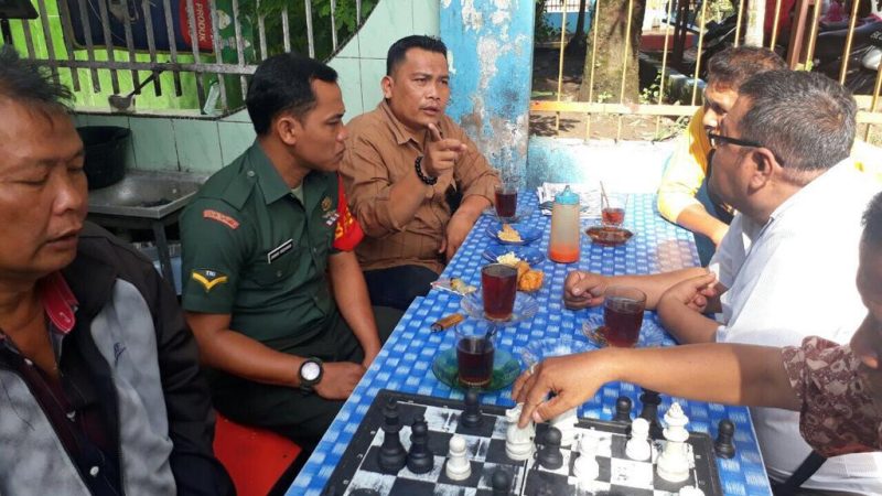 Koramil 05/MB Laksanakan Komsos di Warung Kopi Kelurahan Babura