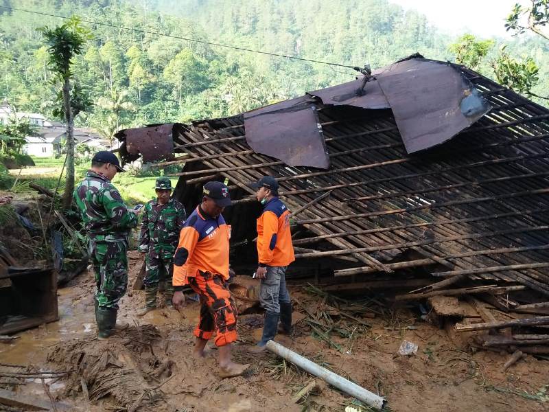 TNI, BPBD, Tagana dan Masyarakat Evakuasi Korban Longsor Watukumpul Pemalang