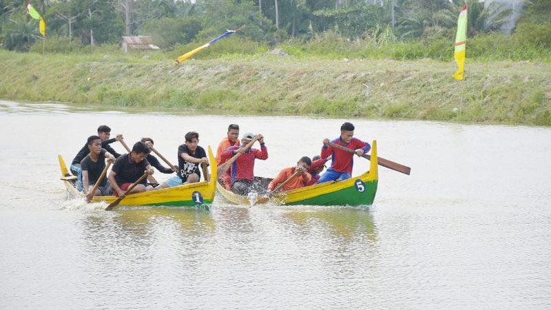 Serunya Lomba Dayung Sampan Tradisional Dibantaran Sungai Rampah