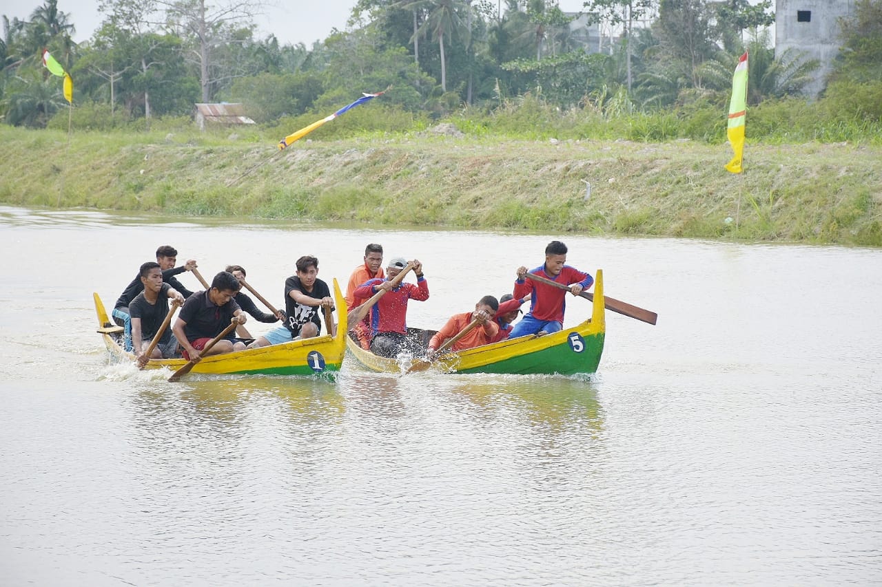 Serunya Lomba Dayung Sampan Tradisional Dibantaran Sungai Rampah