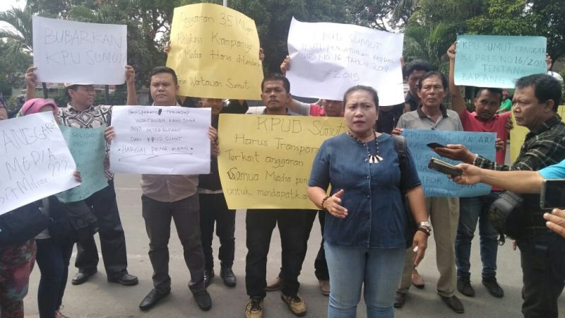 Terkait Iklan Media, Puluhan Wartawan Demo di Gedung KPU Sumut