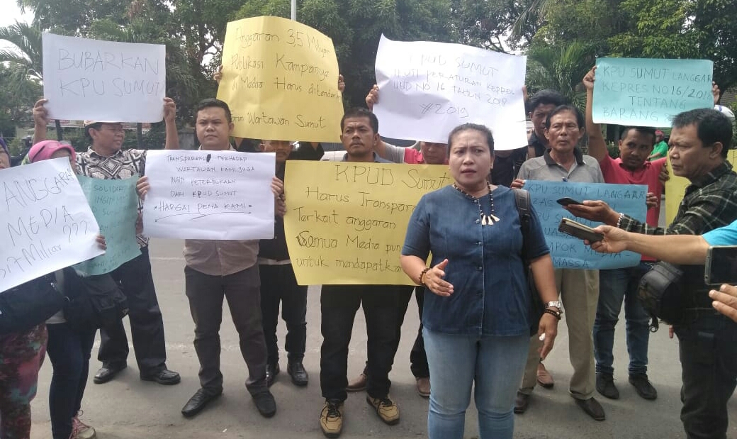 Terkait Iklan Media, Puluhan Wartawan Demo di Gedung KPU Sumut