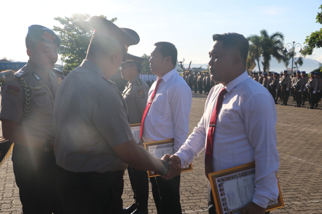 Kapolda Lampung Jadi Inspektur Upacara di Hari Kesadaran Nasional dan Pemberian Penghargaan