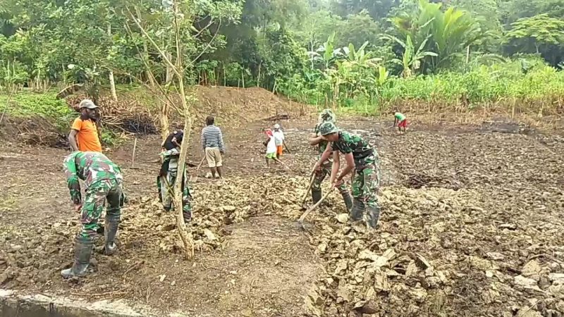 PRAJURIT SATGAS YONIF 126/KC BERSAMA MASYARAKAT BUKA LAHAN TIDUR MENJADI KEBUN