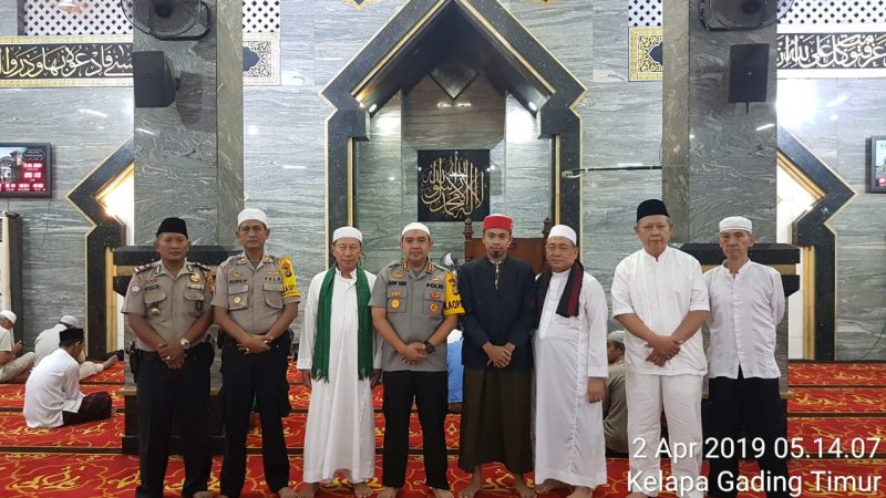 Kapolres Metro Jakarta Utara Bersama Tokoh Agama dan Jamaah Sholat Subuh Berjamaah