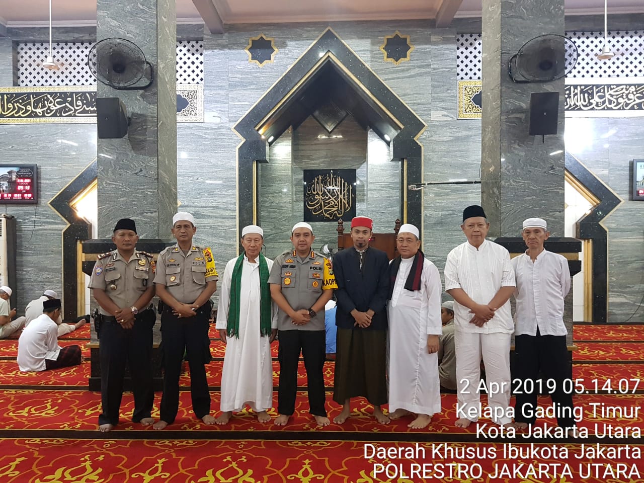 Kapolres Metro Jakarta Utara Bersama Tokoh Agama dan Jamaah Sholat Subuh Berjamaah