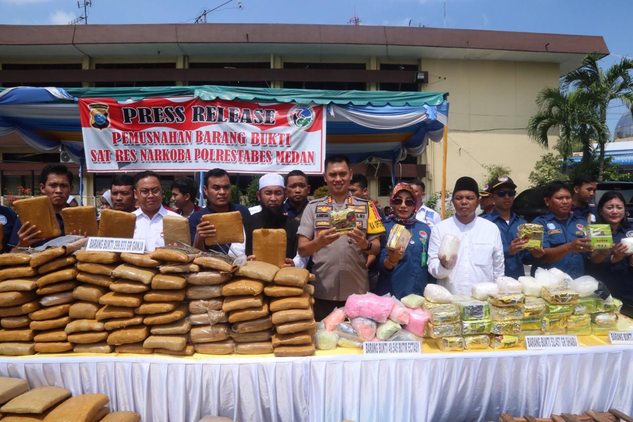 52.457 Sabu, 39.545 Butir Ektasi, 299,933 gram Ganja dan 5.810 Ketamine di Musnahkan Polrestabes Medan