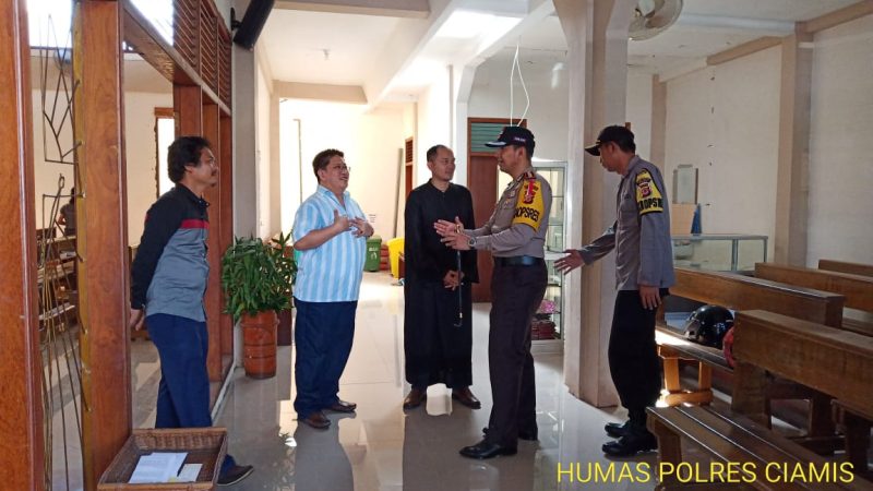 Polres Ciamis Melaksanakan Pengamanan Kebaktian di Gereja-Gereja
