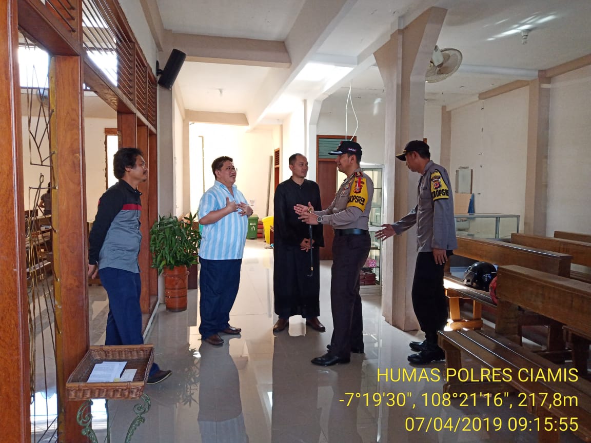 Polres Ciamis Melaksanakan Pengamanan Kebaktian di Gereja-Gereja