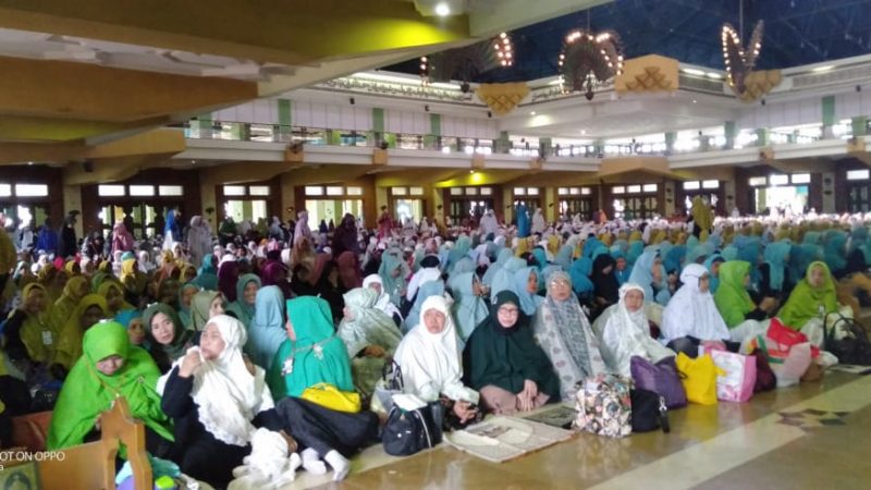 8000 Orang Jemaah Sholawat Nariyah Padati Masjid Raya Laksanakan Zikir Akbar