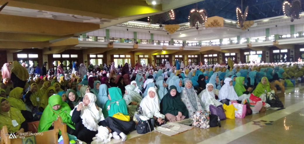 8000 Orang Jemaah Sholawat Nariyah Padati Masjid Raya Laksanakan Zikir Akbar