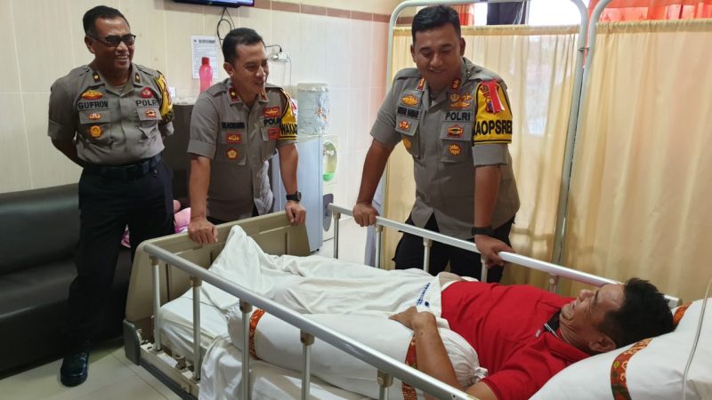 Kapolres Kukar Membesuk Anggotanya Yang Sakit