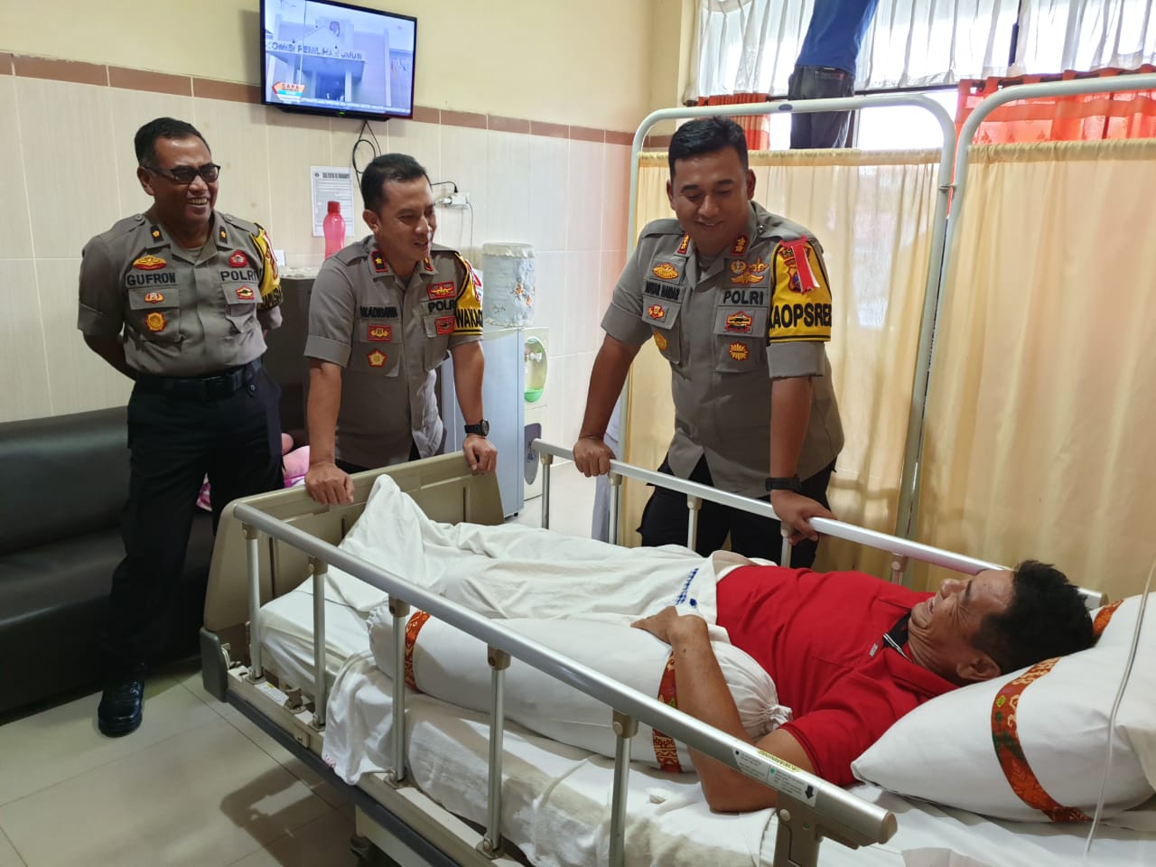 Kapolres Kukar Membesuk Anggotanya Yang Sakit
