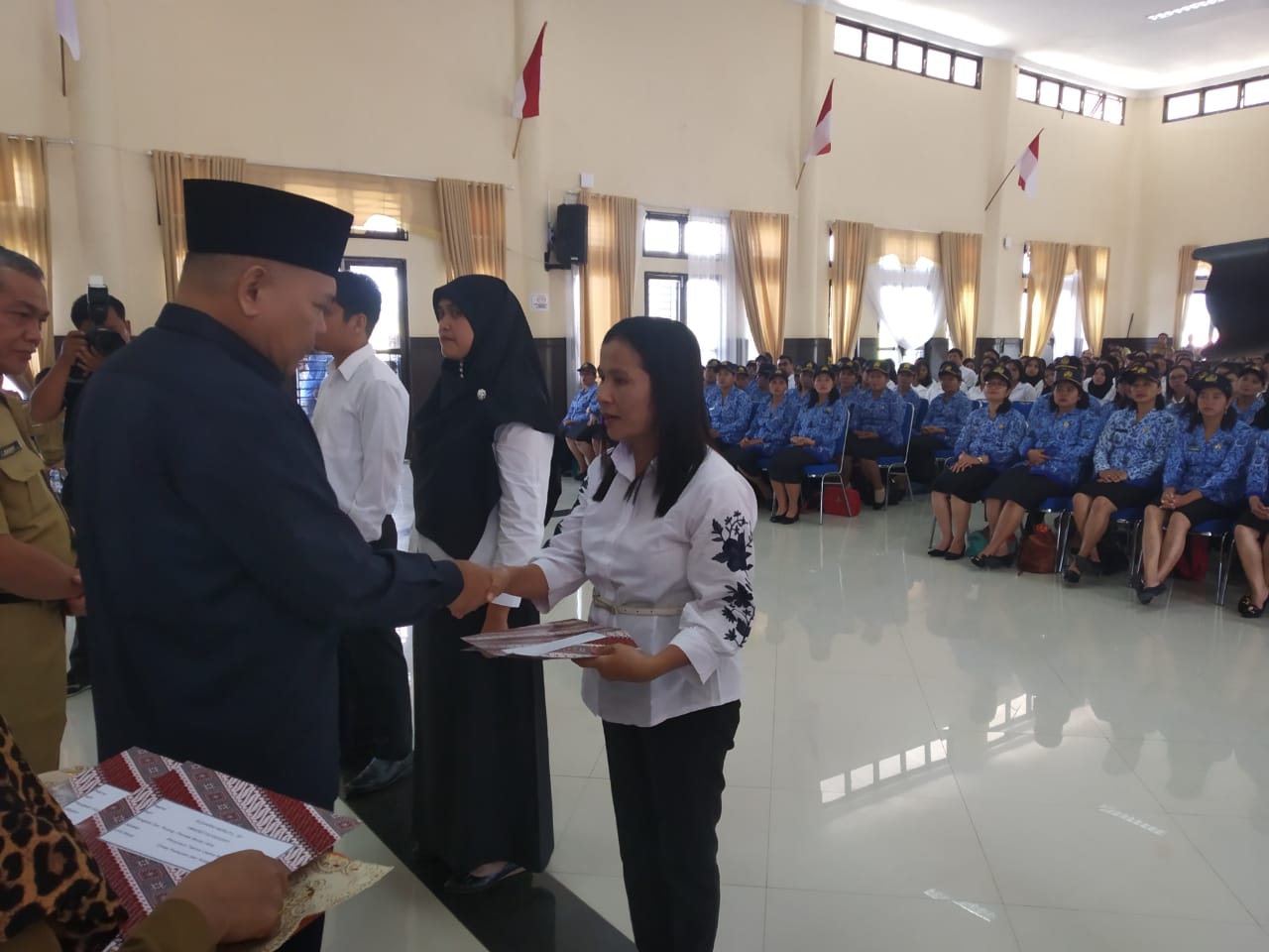 Pj Bupati Pakpak Bharat Serahkan SK CPNS