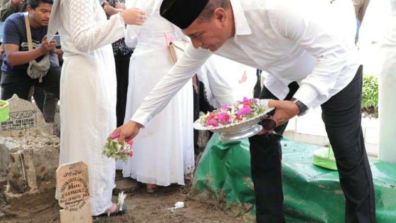 Bupati Asahan Alm H. Taufan Gama Di Kebumikan Di TPU Kayu Besar