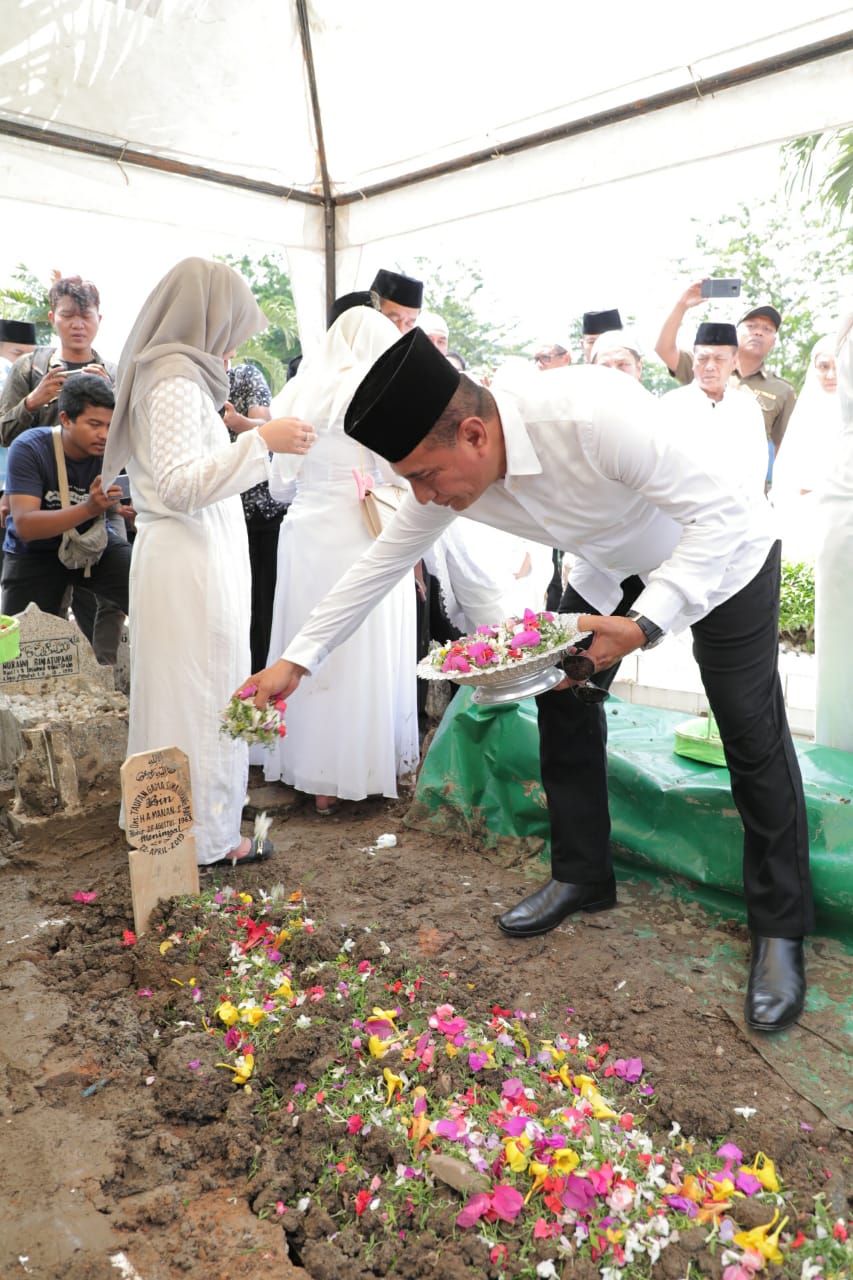 Bupati Asahan Alm H. Taufan Gama Di Kebumikan Di TPU Kayu Besar