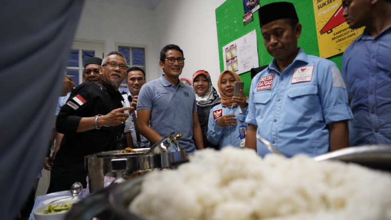 Capres Sandiaga Salahudin Uno Turun Pastikan Asupan Nutrisi Para Relawan Prabowo-Sandi