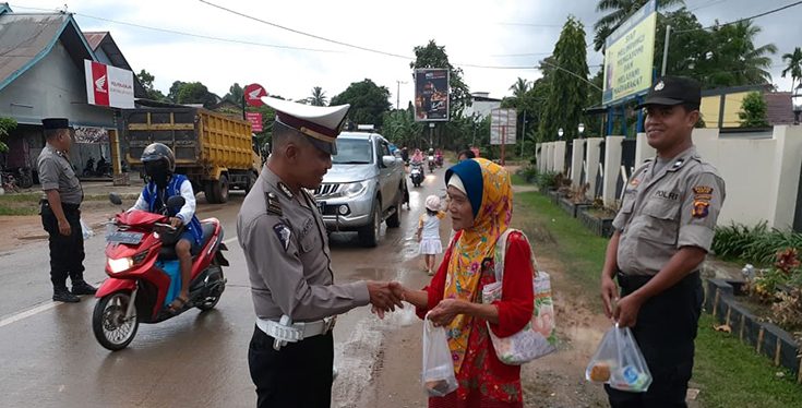 Polsek Tenggarong  Seberang Membagikan Takjil Jelang Buka Puasa Kepada Pengguna Jalan