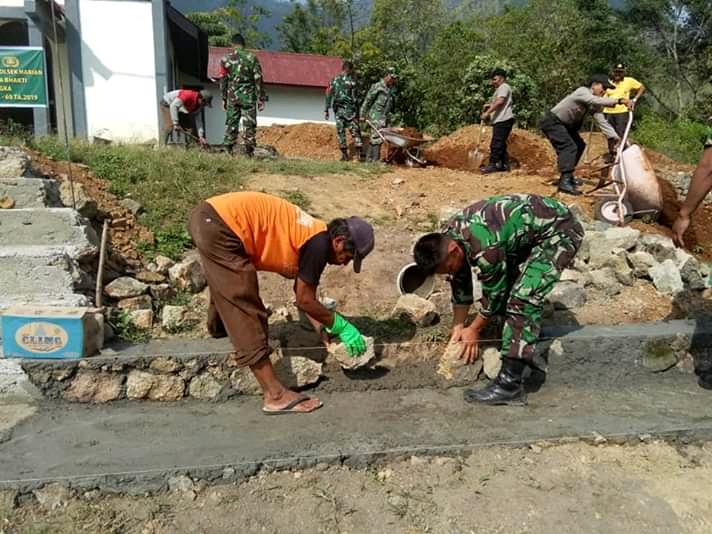 Personil Koramil 04 HB Bersihkan Rumah Ibadah