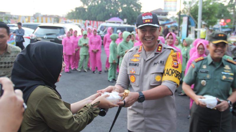 Polres Ciamis Bersama Dandim 0613 Laksanakan Kegiatan Bagi-Bagi Takjil