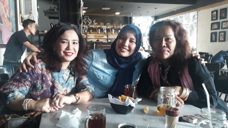 Tiga Anggota Dewan Cantik Ini Bertemu di Restoran Sri Kandi Medan