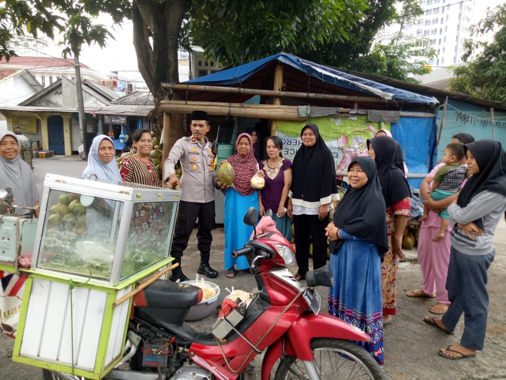 Polsek Cengkareng Patroli Dialogis Sambil Menyambangi Warga